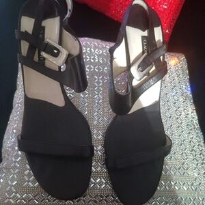 Great classic and comfortable black leather heel. Made in Italy